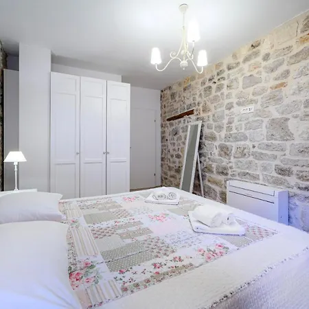 Festum Apartment *